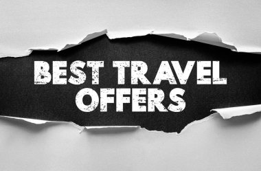 En iyi seyahat cümlesi yırtık kağıt arkaplan altında gösterilir, turizm promosyonları, indirimler, tatil anlaşmaları ve özel seyahat pazarlama kampanyası konseptini sembolize eder