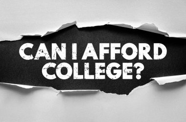 Yırtık kağıt arkaplan üzerine üniversite metni yazabilir miyim? Okul ücreti, mali yardım, burs ve üniversite veya yüksek öğrenim kararları için tasarruf hakkında motivasyon eğitimi mesajı