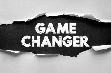 Yırtık kağıtların altında, yenilik, atılım, motivasyon, zihniyet değişimi ve kişisel ya da mesleki hayattaki güçlü dönüşümü sembolize eden kalın harflerle oyun değiştirici ifade