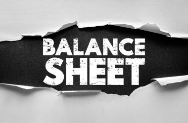 Yırtık kağıt yoluyla ortaya çıkan dokulu tipografideki bilanço metni, bir bireyin veya organizasyonun mali dengelerinin özeti