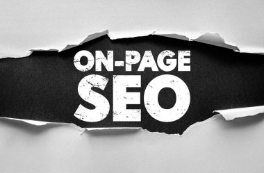 Yırtılan kağıt arkaplanda SEO metin sayfası. Web sitesinin optimizasyonu, dijital pazarlama ve sıralama iyileştirmesi kavramı. Çevrimiçi görünürlük ve büyüme için arama motoru stratejisi tasarımı