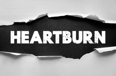 Asit reflüsü ya da mide rahatsızlığı gösteren bir kelime konsepti. Sağlık ve sindirim ile ilgili semptom farkındalığı ve sağlık yaşam tarzı çizimi