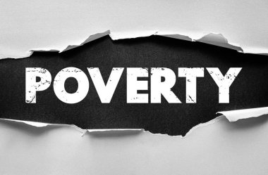 Yırtık kağıt arkaplan üzerine POVERTY 'yi, mali zorlukları, eşitsizliği ve temel ihtiyaçlara erişimin eksikliğini, eğitim ve farkındalık için idealleri temsil eden metinler