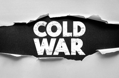 Yırtık kağıt arkaplan üzerinde COLD WAR metni, süper güçler arasındaki tarihi jeopolitik gerilimi, tarih eğitimi ve siyasi konular için ideal