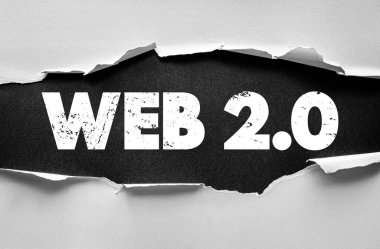 Yırtık kağıt, internet evrimini, sosyal etkileşimi, çevrimiçi paylaşımı ve modern teknolojiyi şekillendiren dijital iletişim platformlarını temsil eden WEB 2.0 metni