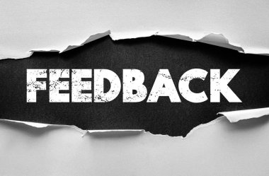 Yırtık kağıt altında FEEDback kelimesi, iletişimi, incelemeyi, görüşü, değerlendirmeyi ve müşteri deneyiminde, eğitimde ve takım çalışmasında kullanılan gelişmeyi sembolize eder.