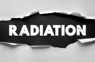 Yırtık kağıt yaratıcı konsepti üzerine radyo yayını metni. Bilim ve fizik teması dalgalar, parçacıklar, enerji emisyonu ve nükleer araştırma veya güvenlik farkındalığı fikri hakkında