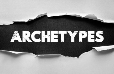 Yırtık kağıt konseptiyle gösterilen ARCHETYPES kelimesi. Evrensel sembolleri, kalıpları, karakterleri ve insan deneyiminin temalarını temsil eden psikoloji ve edebiyat fikri