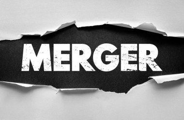 Yırtık kağıt arka planda ortaya çıkan Merger kelimesi, kurumsal birliği, satın almayı, ortaklığı ve iş ve finans bağlamlarında stratejik bütünleşmeyi sembolize eder
