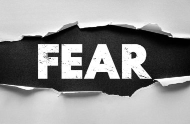 Yırtık kağıtta korku kelimesi konsepti. Anksiyete, stres, meydan okuma, gerilim, cesaret ve psikolojik engelleri aşmayı sembolize eden duygusal mesaj