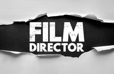 Yırtık kağıt üzerindeki film yönetmeni metin konsepti. Kamera arkasında yaratıcılığı, liderliği, film yapımcılığını ve sinematik hikaye anlatma vizyonunu temsil eden eğlence mesajı