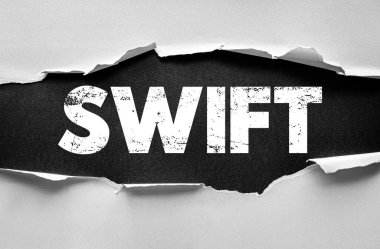 Yırtık kağıt arka planda SWIFT kelime kavramı. Hız ve verimlilik mesajı hızlılık, çeviklik, performans, tepki ve modern üretkenliği sembolize ediyor