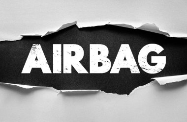 Hava yastığı başlığı yırtık kağıt konseptiyle sergileniyor. Araç güvenliği, koruma, araba teknolojisi, acil durum sistemi, önleme ve otomotiv endüstrisi farkındalığı sembolü