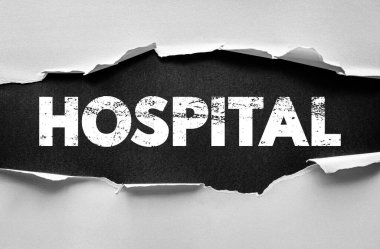 Yırtık kağıt arkaplan altında sağlık, acil servis, ilaç, hasta bakımı ve sağlık kurumları veya tesislerini sembolize eden kalın harflerle yazılmış HASTANESİ metni
