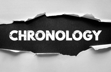 Yırtık kağıt kavramı üzerine CHRONOLOGY metin. Tarihsel dizi, zaman çizelgesi, düzen, olaylar, zaman yönetimi, araştırma, çalışma, tarih ve kayıt organizasyonu kavramı