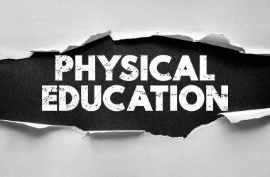 Yırtık kağıdın altında fiziki eğitim metni. Spor, eğitim, egzersiz ve okul etkinliği kavramı