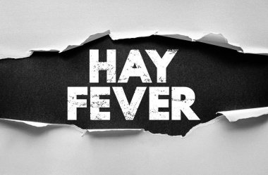 Yırtık kağıt tasarımında HAY Fever metin kavramı, alerji, polen reaksiyonu ve siyah arka planda koyu beyaz tipografi ile temsil edilen mevsimsel sağlık sorunlarını gösteriyor