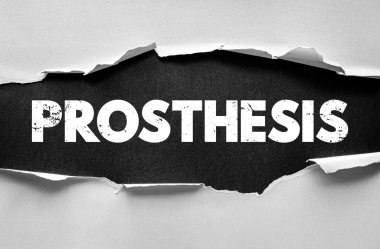 Yırtık kağıt üzerinde protez metin. Yapay vücut parçası değişimi ve rehabilitasyonu temsil eden tıbbi konsept