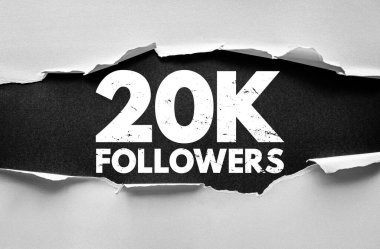 20K takipçileri online dönüm noktasını, dijital topluluğu, büyümeyi ve bağlantıyı gösteren yırtık kağıt kavramını, sosyal medya pazarlaması ve izleyicilerin katılımını gösteren görselleri gözler önüne serdi