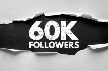 60K FOLLOWERS metni yırtık kağıt arkaplan yoluyla ortaya çıkarıldı, sosyal medya kilometre taşı ve yaratıcı tasarım çevrimiçi topluluk büyümesi kutlanıyor