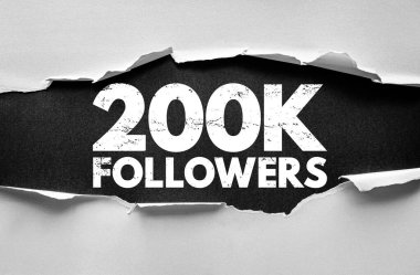Sosyal medya başarısını, toplumsal genişlemeyi ve seyirci kilometre taşını kutlayan yırtık kağıt arkaplanı üzerine 200 K FOLLOWERS metni