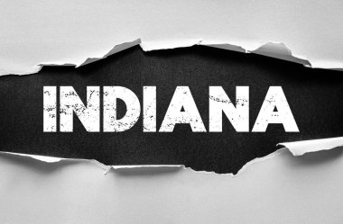 INDIANA 'ya siyah arka planda yırtık kağıt kenarlı, koyu ve sıkıntılı beyaz harflerle mesaj at. Yaratıcı tipografi stili ABD eyaletini kırsal ve dokulu görünümüyle vurguluyor