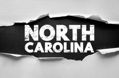 Kuzey Carolina 'da yırtık kağıtlar üzerine bir yazı. Yırtık efektli ve kalın harfli Grunge tipografisi, ABD eyaletleri hakkında seyahat ve yaratıcı tasarım planları için ideal.