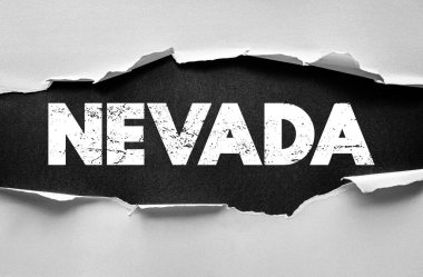 Nevada metni yırtık kağıt arka plan konsepti üzerine. Yırtık kenarlı Grunge tipografisi kağıt dokusu yoluyla cesur bir durum adı ortaya çıkarıyor, seyahat, tasarım veya konum temelli tema için mükemmel