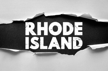 Rhode Island 'da arkaplanda kalın grunge tipografisi olan yırtık kağıtlar var. Yırtılmış kenarlar, seyahat tasarımı ve yaratıcı grafik kompozisyonları için ideal durum harflerini ortaya çıkarır