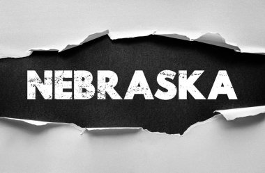 Yırtık kağıt arkaplan üzerinde NEBRASKA metni Cesur sıkıntılı tipografi ve grunge dokusu ile
