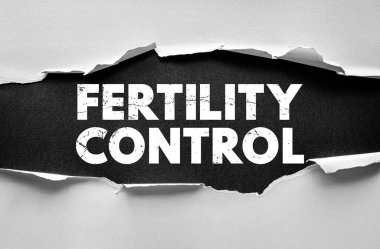 Yırtık kağıt altında güçlü tipografi ile FERTILITY Kontrol konsept görüntü. Tıp, biyoloji ve üreme sağlık teması
