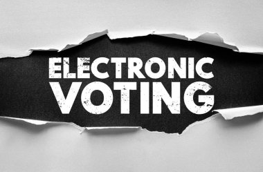 Yırtık kağıt arkaplan altında açığa çıkan koyu sıkıntılı yazı tipi ile ELEKTRONİK oylama ifadesi. Seçimler ve dijital demokrasiyle ilgili siyasi veya teknoloji kavramı