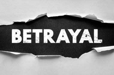 Yırtık kağıdın altında grunge tarzı BETRAYAL kelimesi var. Dolandırıcılık, sadakatsizlik, duygusal acı, güven sorunları veya ilişki çatışması ve ahlaki mücadele için sembolik bir kavram