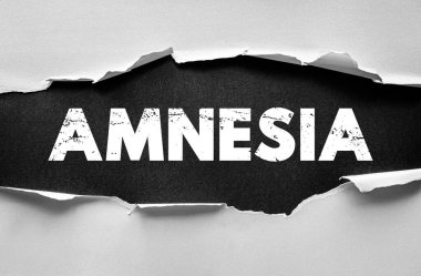 AmNESIA kelime kavramı yırtık kağıtla ortaya çıktı. Cesur sıkıntılı yazı tipi ile. Hafıza kaybı ve zihinsel durumu ifade eden psikolojik ve tıbbi geçmiş