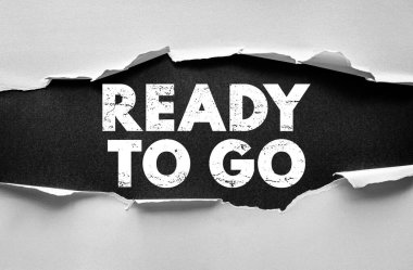 Yırtık kağıdın arkasında konuşmaya hazırım. Yeni görevler, hedefler veya tam enerjili zorluklar başlatmak için hazırlık, coşku, eylem ve kararlılık motivasyon kavramı