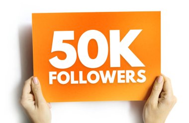 50 bin takipçi, sosyal medya kilometre taşını, dijital büyümeyi, pazarlama başarısını veya çevrimiçi etki yaratan kutlama kavramını sembolize eden kart üzerindeki mesajı indiriyor