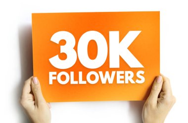 30 bin takipçi, el altındaki kağıt kartlar, dijital kilometre taşı sembolü, çevrimiçi seyirci, sosyal medya erişimi veya toplumsal katılımdaki başarıyı etkileyen kağıt üzerindeki metni indirdi