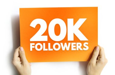 20 bin takipçi el yazısı, sosyal medya kilometre taşı kavramı, nüfuz katılımı, dijital topluluk veya çevrimiçi pazarlama başarısı arka planı üzerindeki ifadeleri takip ediyor