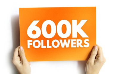 Metin 600 bin takipçi elinde kartla bekliyor. Çevrimiçi takipçi sayım başarısı, sosyal medya büyüme kutlamaları, nüfuz artırıcı başarı, izleyici bağlantısı ve toplumsal katılım kavramı