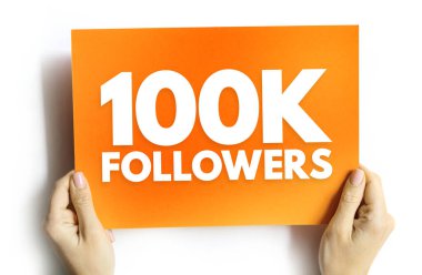 Elle tutulan kartta 100.000 takipçi mesajı var. Çevrimiçi takipçi kilometre taşı, sosyal medya gelişimi, nüfuz artırıcı takdir, dijital izleyici erişimi ve başarı tanıma kavramı