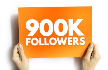 900K takipçileri - sosyal medya platformu veya diğer çevrimiçi platformlarda 900.000 takipçiye ulaşmak, kart üzerinde metin kavramı