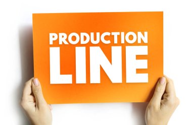 El ele tutuşan bir kart, sanayi, fabrika işi, imalat ve otomasyon sistemini gösteren bir metin prodüksiyon hattı.