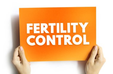 Nüfus yönetimi, sağlık hizmetleri ve aile planlaması farkındalığını sembolize eden FERTILITY CONTROL yazılı bir kart tutan eller