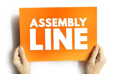 Kart üzerinde elle tutulan bir metin. Üretim, üretim ve endüstriyel verimlilik kavramı. Fabrika sürecini, otomasyonu ve modern ekonomi sistemini temsil eden fikir