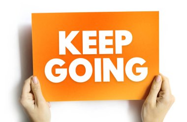 Metin KEEP, iş, spor veya kendini geliştirme temalarında motivasyonu, inadı, teşvikleri veya kararlılığı temsil eden elle tutulan bir kartla gidiyor