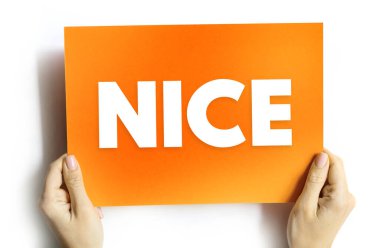 Elle tutulan bir kartta güzel bir metin. Pozitifliği, onayı ve iyi geri bildirimi vurgulayan basit ve cesur bir tipografi. İletişim, motivasyon ve takdir kavramları için mükemmel.