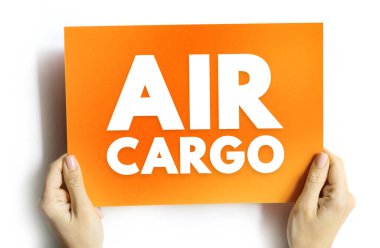 Havalı CARGO mesajı elle tutulan bir kartta. Küresel taşımacılık, ulaşım ve havacılık sevkiyatını temsil eden cesur bir tipografi. Lojistik, ihracat ve havayolu teslimat kavramları için harika.