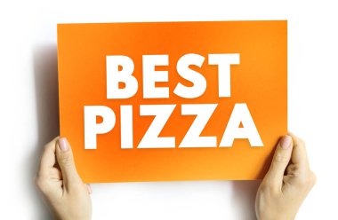 Elle tutulan bir kartta BEST PIZZA metni, yemek ödülünü, en iyi restoran derecesini, lezzet tanımayı veya yemek, markalaşma veya reklamcılıktaki mükemmelliği temsil ediyor.