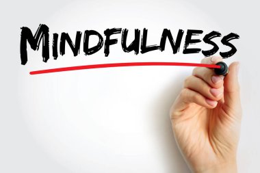 İşaretleyici ve kırmızı altı çizili farkındalık metni, farkındalık, sakinlik, odak ve varlık kavramı, stres azaltma ve dengeli yaşam kavramı