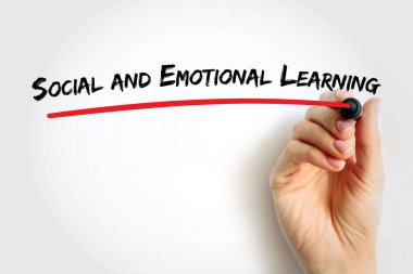 Sosyal ve Duygusal Öğrenme metin cümlesi ve kırmızı, SEL eğitimi kavramı, empati, ilişki becerileri, duygusal zeka, sade arka planda izole edilmiş